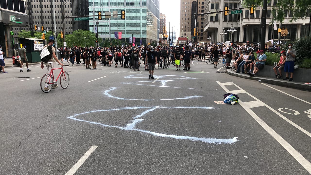 Caminaron hasta el ayuntamiento.
<br>