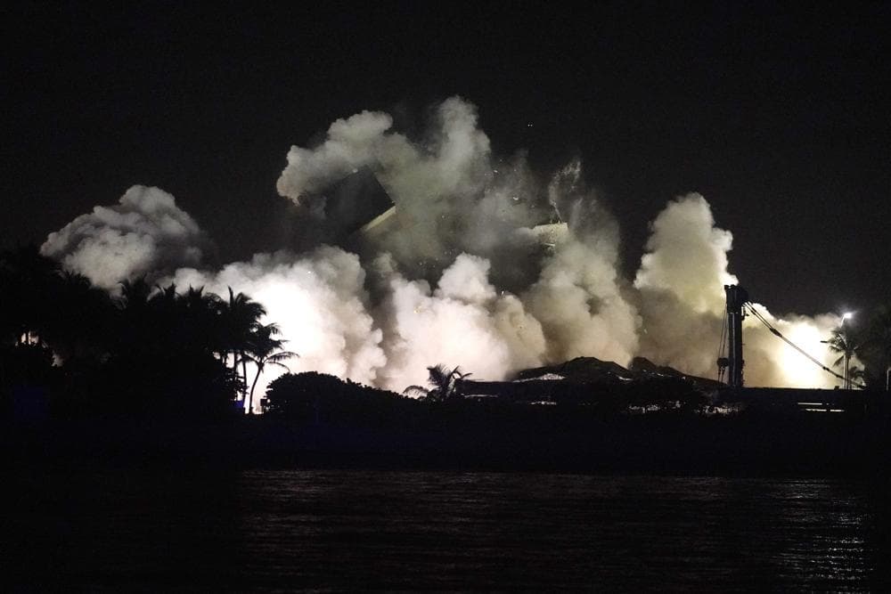 A los vecinos del edificio colapsado se les pidió permenecer en el interior de sus viviendas hasta dos horas después de la explosión para evitar exponerse al polvo levantado por la implosión. Las autoridades locales habían ido de puerta en puerta para avisarles del momento y pedirles que mantuvieran las ventanas cerradas.