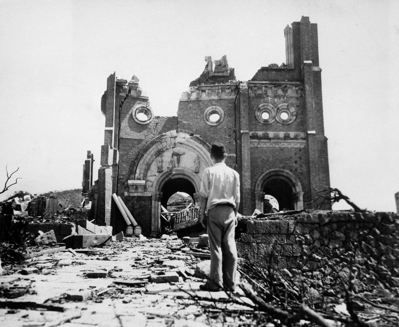 Los restos de una catedral católica en Nagasaki, un mes después de la explosión.