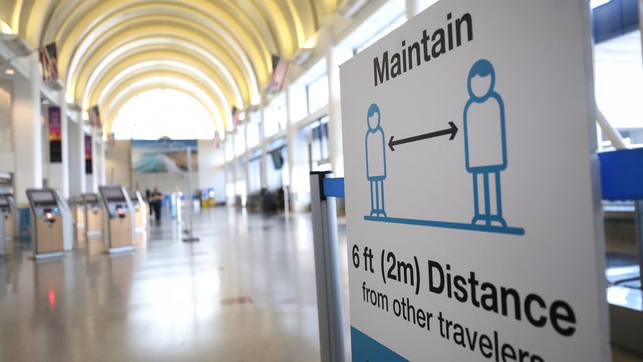 El Dr. Mark Ghaly, secretario de Salud de California, dijo que los funcionarios continúan pidiendo a las personas que cancelen voluntariamente sus planes de viaje de vacaciones o, si viajan, que eviten viajar lejos.