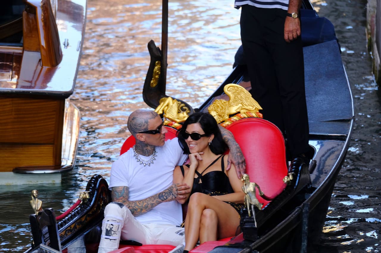 La firma italiana 
<a href="https://www.univision.com/famosos/jlo-dolce-gabbana-etiqueta-precio-fotos">Dolce & Gabbana convocó a destacadas celebridades</a> a su desfile de moda en Venecia, Italia, el 29 de agosto. 
<a href="https://www.univision.com/temas/kourtney-kardashian"><b>Kourtney Kardashian</b></a> no se perdió este importante evento al cual asistió con su novio 
<a href="https://www.univision.com/temas/travis-barker"><b>Travis Barker</b></a>
<b>. </b>