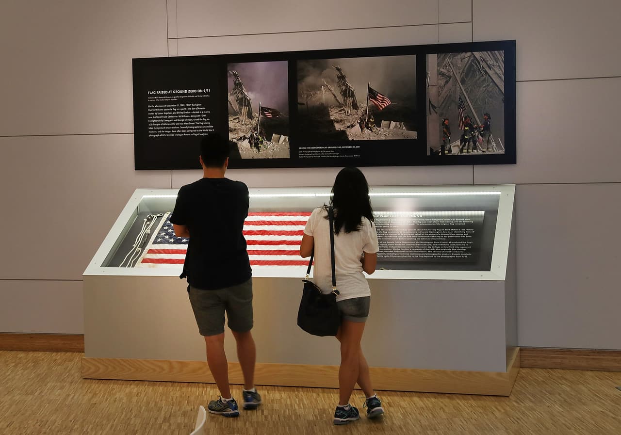 En la tela de la bandera quedó impregnado metal fundido, amianto, vidrio y hormigón.