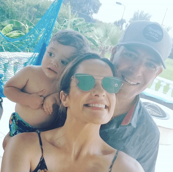 María Esther es española, mietras que Saúl, su esposo, es mexicano. Además, él viene de una familia numerosa, mientras que ella fue hija única.