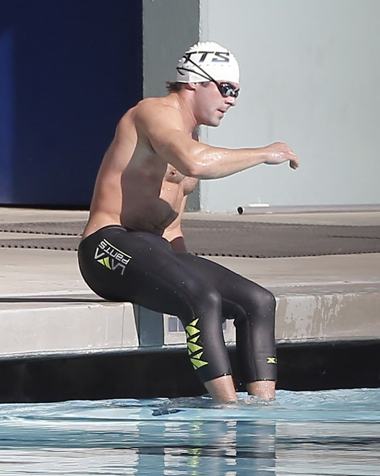 No es que Zac no sepa nadar, seguramente prefiere perfeccionar su técnica.