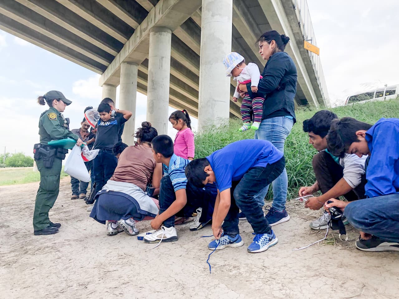 Mientras trasladan a los primeros que se entregaron, siguen apareciendo grupos de decenas de centroamericanos. Una vez que la Patrulla Fronteriza los procesa, algo que no debería tomar más de 72 horas, la mayoría de migrantes que llegan con niños son liberados en un albergue de Caridades Católicas de McAllen donde les asisten hasta que pueden viajar a la ciudad de Estados Unidos donde les patrocina algún familiar.