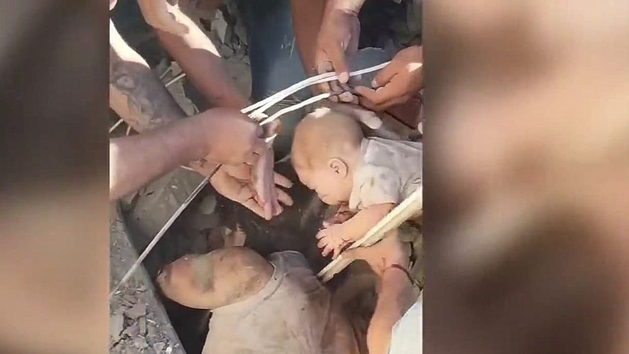 Así fue el momento en que rescataron a un bebé con vida de entre los escombros en Cali, Colombia