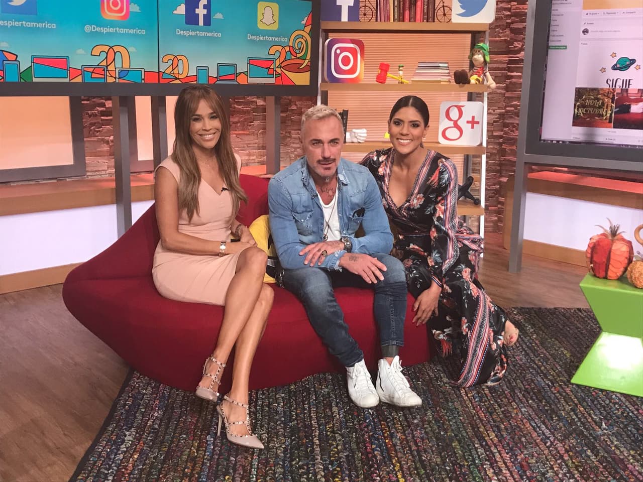 Después de una charla muy amena, Gianluca aprovechó para platicar con las chicas de la gira que comienza por Sudamérica.