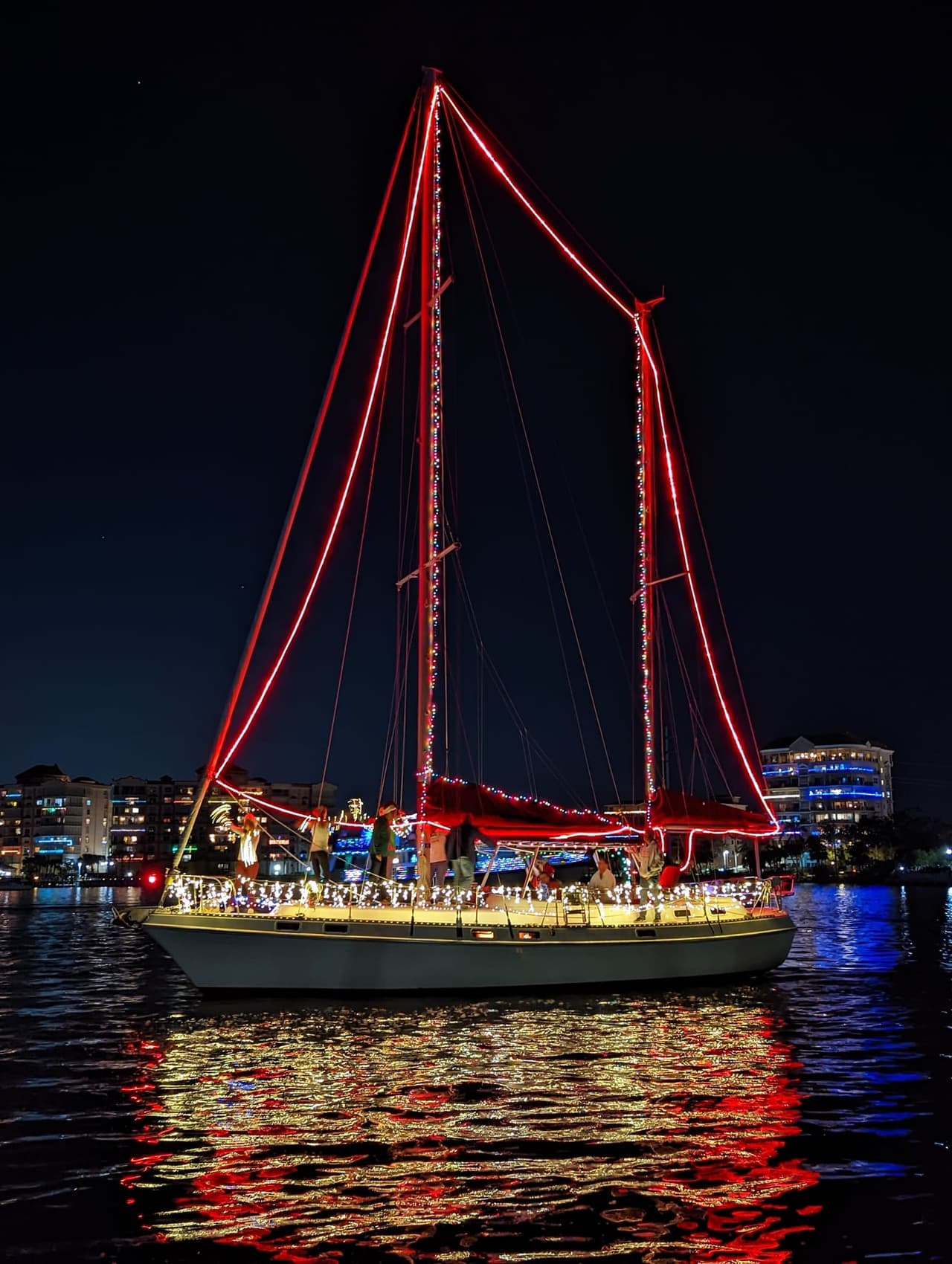 <b>Cocoa Village Holiday Boat Parade</b>
<br>
<b>Fecha: </b>8 de diciembre
<br>
<b>Lugar:</b> Cocoa Riverfront Park. 401 Riveredge Blvd, Cocoa, FL
<br>
<b>Sitio web</b>: 
<a href="https://visitcocoavillage.com/event/holiday-boat-parade">https://visitcocoavillage.com/event/holiday-boat-parade</a> 
<br>
<br>Este desfile festivo en botes tiene una finalidad benéfica ya que todos los fondos recaudados ayudan a la organización Sharing Center of Central Brevard que ofrece varios servicios a la comunidad.