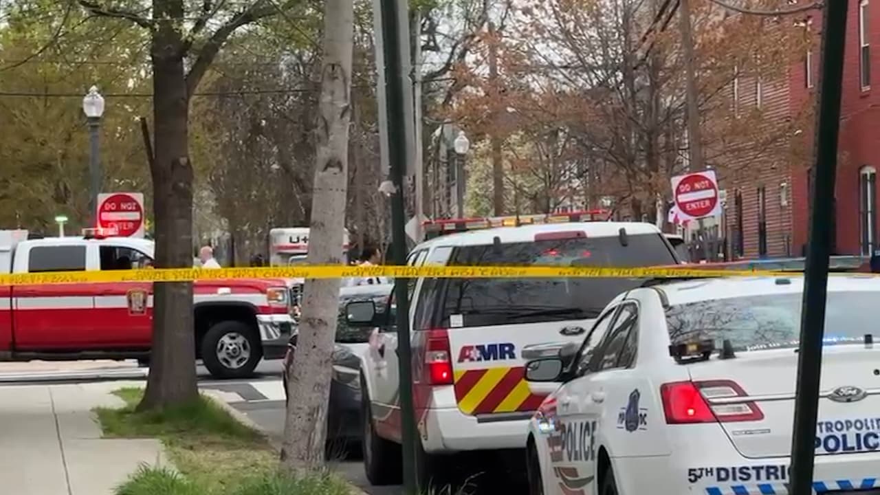 Las autoridades indicaron que el sospechoso, que no ha sido identificado,
<b> fue hallado tendido en el suelo y cerca de él se encontró un cuchillo ensangrentado</b>.
<br>
<br>Según los primeros informes, 
<b>el sujeto se alteró y comenzó a herirse a si mismo y luego atacó a una mujer que lo acompañaba</b>.