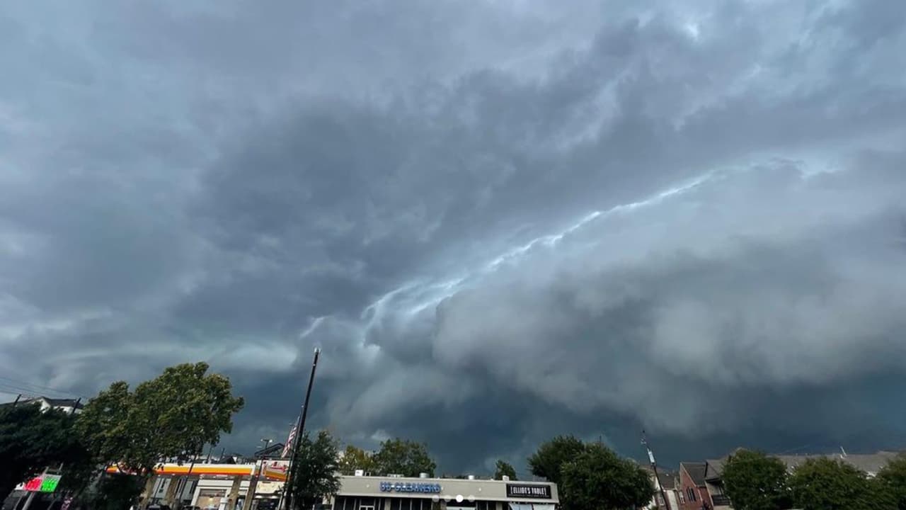 El jueves por la tarde el Servicio Nacional de Meteorología emitió un aviso por tormenta severa hasta las 7:45 pm. Los condados afectados fueron: Harris, Brazoria y Galveston. Se reportó agua estancada en la carretera lo que posiblemente hizo que ambos camiones chocaran y patinara en la autopista, indicaron las autoridades.