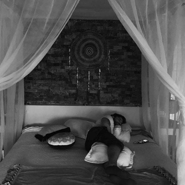 Julián se está tomando unos días para descansar de su apretada agenda de trabajo.