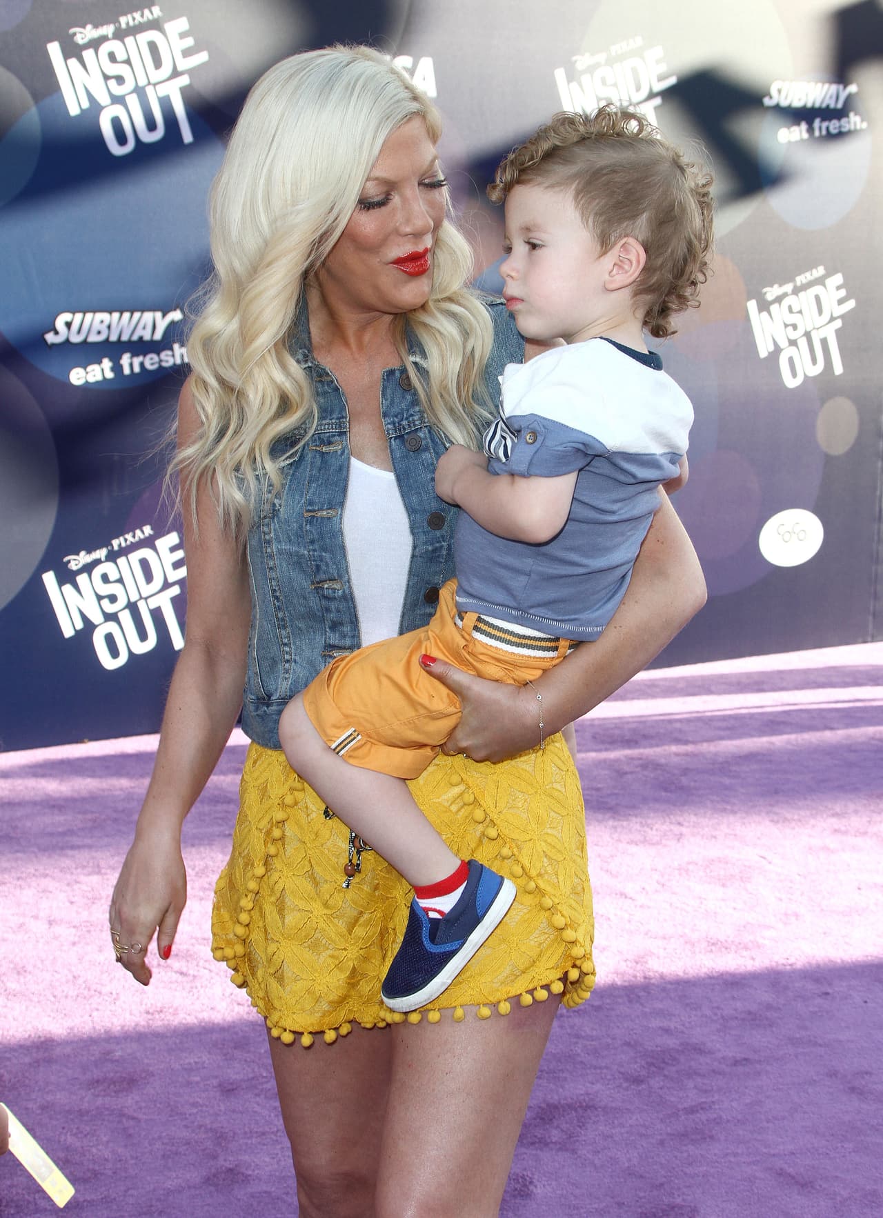 Él es hijo de la actriz Tori Spelling y Dean McDermott.