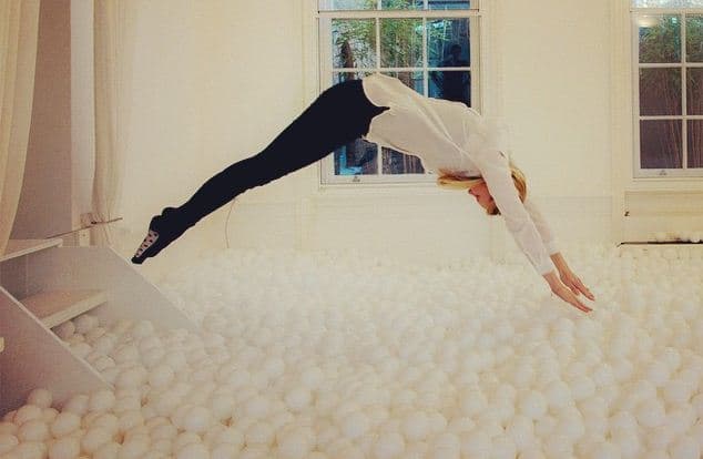 Piscina de pelotas para adultos llega a NY