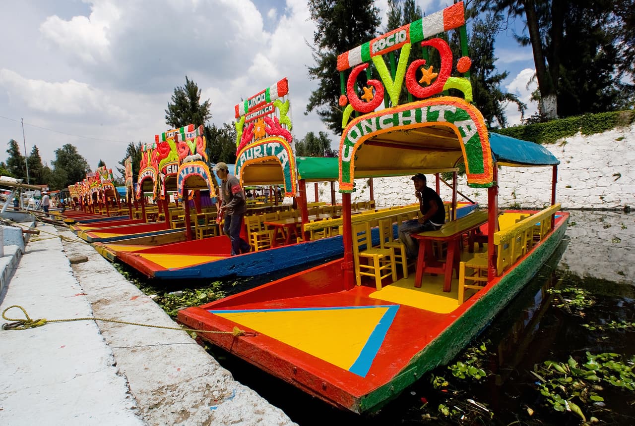 Seguramente has escuchado de Xochimilco, un bello lugar al sur de la Ciudad de México que tiene una de las atracciones más lindas y populares entre locales y extranjeros: las trajineras.