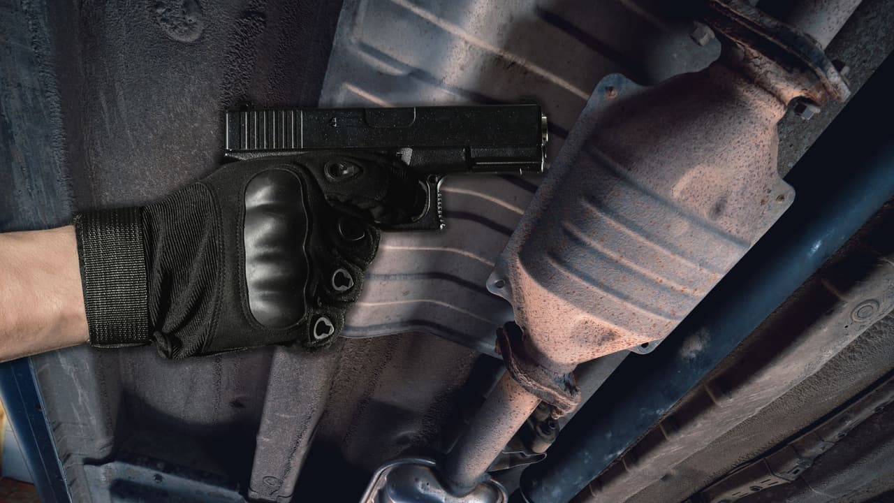 Balean a hombre que trató de evitar el robo del convertidor catalítico de su vehículo en Castro Valley