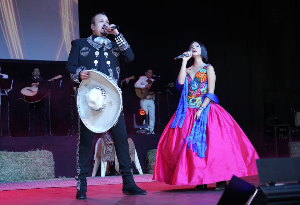 “Sí hubo un error, claro que la regó. No es para fusilarla, pero sí la regó. La regó en que lo cantó como si se hubiera tomado unas pastillas de ‘slow down’, pero no tiene nada que ver con lo que le están criticando”, dijo su padre, Pepe Aguilar.