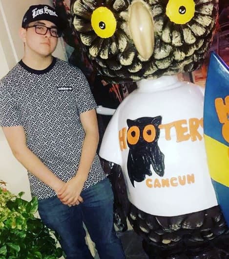 Así posó Johnny López antes de cenar junto a sus hermanos. El joven tuvo un año intenso luego de que hizo público que mantiene una relación homosexual.