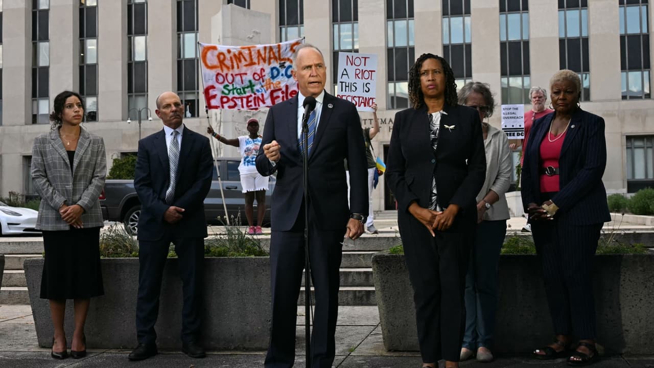 Fiscal de DC demanda para terminar despliegue de Guardia Nacional: hubo protestas frente al Congreso
