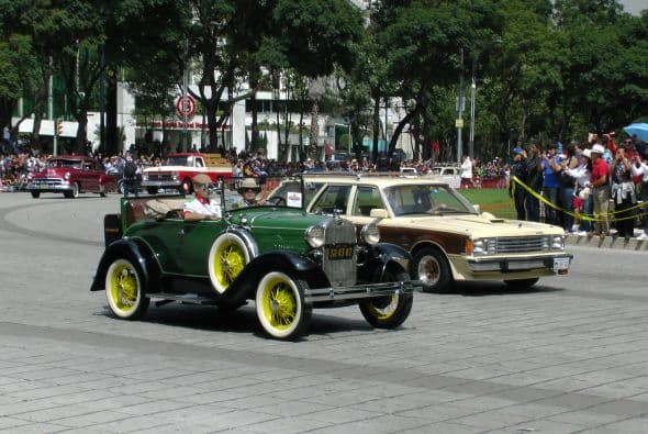 Casi dos mil vehículos clásicos desfilaron por las calles de la Ciudad de México para romper el Récord Guinness de más autos de este tipo en movimiento. Transitaron mil 721 autos, lo que superó la marca de Holanda, cuyo récord era de 948 vehículos. De acuerdo con las autoridades, el paso de estos autos clásicos fue visto por 250 mil asistentes. Circularon autos Datsun 1300, Jaguares, MG 59, Chevrolet apache, Alfa Romeo, Mercury, Porche, entre otros, que atrajeron la atención de capitalinos y visitantes. El paso de los vehículos fue interrumpido por el calentamiento de algunos que se quedaron en el camino y provocaron “cuellos de botella”; sin embargo, los organizadores confiaron en que los vehículos llegarían a la meta.