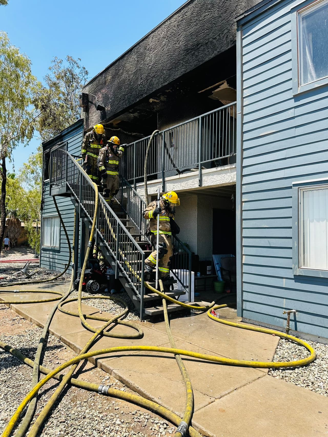 Cuando los bomberos llegaron a la escena vieron
<b> llamas y humo que provenían del segundo piso</b> de la estructura de dos pisos, y amenazaban con consumirlo todo.