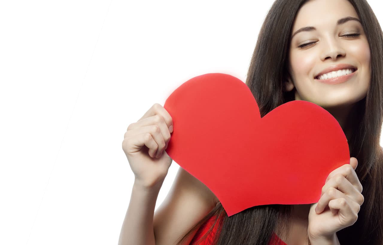 En el campo romántico, una chica Géminis debe sentirse retada emocional e intelectualmente. Odian la rutina, por lo que para seducirlas hay que tener una agenda llena de visitas a lugares y locales interesantes. Por eso mismo, si su pareja es predecible o aburrida, no titubearán en decir adiós y buscar a alguien más que sea más compatible con el momento en que están en sus vidas.