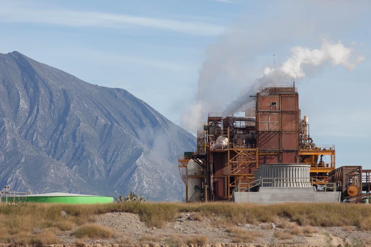 Una de las fábricas de la zona industrial de García, Nuevo León, donde labora Carlos por las noches.