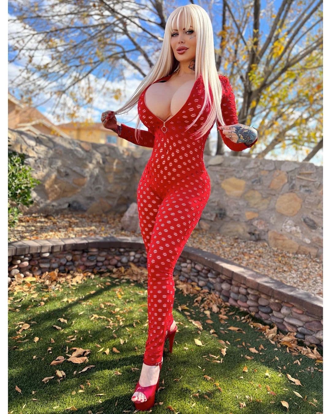 Sabrok, que también tiene cirugías en los glúteos y otras partes del cuerpo, dijo que cuando se quitara el silicón de sus senos buscaría la manera de seguir teniendo una característica física que la distinga.