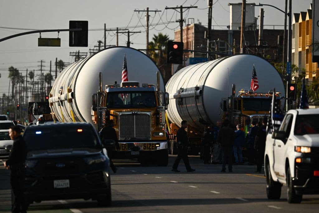 Cada uno de estos motores, se informó, pesa 104,000 libras y mide 116 pies.