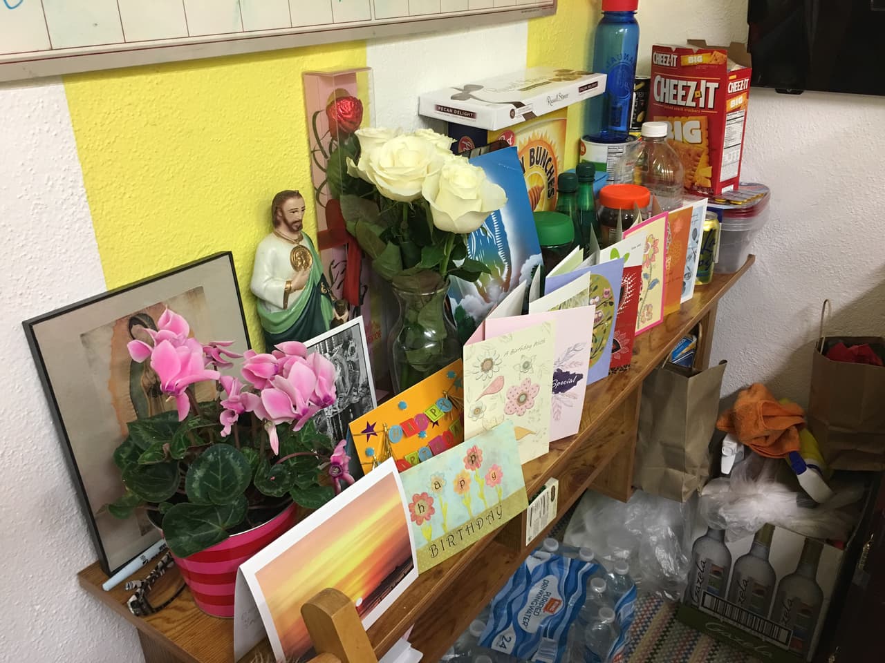 Vizguerra improvisó un pequeño altar en su dormitorio, ubicado en el sótano de la congregación. (Patricia Vélez/Univision Noticias)