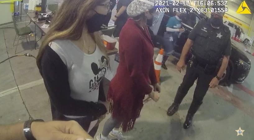 Dos mujeres se disfrazan de abuelas en Florida para recibir la vacuna contra el coronavirus
