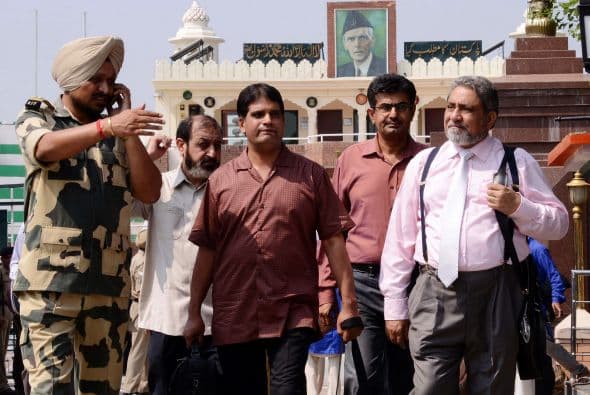 Pakistán amaneció conmocionado por la peor matanza cometida por los talibanes contra la comunidad cristiana, que costó la vida a más de ochenta personas y pone en jaque la estrategia de diálogo del Gobierno con los radicales. El último recuento ha elevado a 82 el número de fallecidos, que aún puede subir dado el estado crítico de varios de los más de 140 heridos ingresados en hospitales de la localidad noroccidental de Pesháwar, en una de cuyas iglesias se produjo la masacre. "No teníamos palabras ante el horror que teníamos delante", explicó hoy a Efe el director de la Liga Interconfesional de Pakistán (APIL), el cristiano Sayid Ishaq, quien visitó ayer junto a diversas autoridades regionales a las víctimas hospitalizadas. "No es solo un atentado contra nuestra minoría, sino también contra la humanidad de este país", dijo Ishaq, quien calificó la situación tras el ataque "como la peor sufrida hasta ahora por los cristianos paquistaníes".