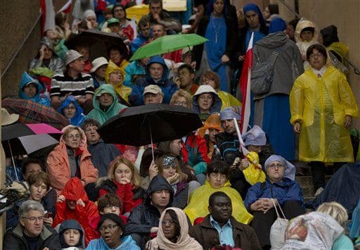 "Cuatro papas en una ceremonia es un suceso fantástico de ver y de estar presentes”, dijo el peregrino polaco David Halfar.