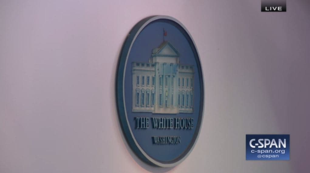 Sean Spicer apaga las cámaras de la sala de prensa de la Casa Blanca