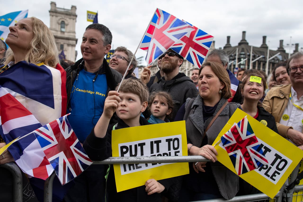 Y además de las protestas en la calle, una petición en línea con la que le piden al gobierno renunciar al Brexit está en proceso. Este sábado superaba los cuatro millones de firmantes.