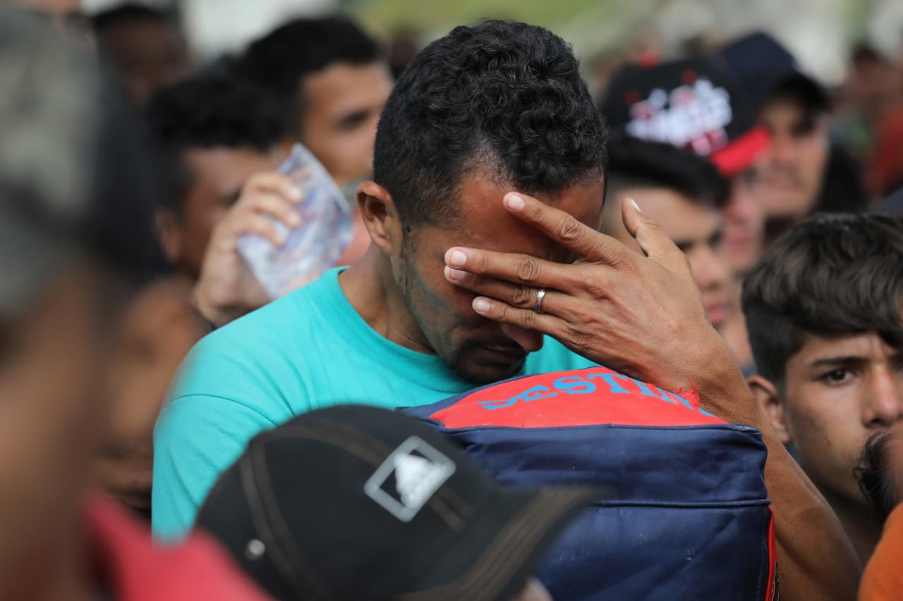 Voceros del grupo afirman que hasta el momento más de 1,500 personas se han unido a la caminata. El vicepresidente Mike Pence advirtió a los presidentes de Honduras, El Salvador y Guatemala que EEUU está listo para hacer más para ayudar a sus economías, pero solo si hacen un mayor esfuerzo para imponer controles de inmigración más estrictos.