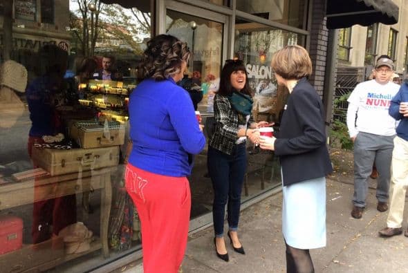 La candidata demócrata para obtener un escaño en el senado federal, Michelle Nunn, salió a recorrer algunas calles de Georgia, a tan sólo unas horas del cierre de centros de votación. Nunn se mostró muy animada saludando a toda la gente que se le acercaba, además sorprendió a los clientes de una conocida cafetería y para finalizar viajó en el servicio de tren MARTA. (Imágenes de Twitter)