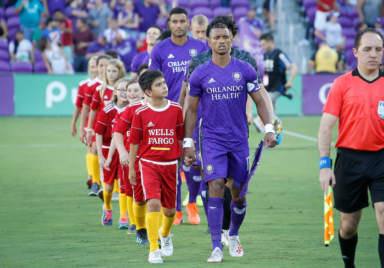 El portugués Nani (centro) fue protagonista del partido para Orlando City, al crear varias opciones de gol e incluso contar con un penal que falló al minuto 32.