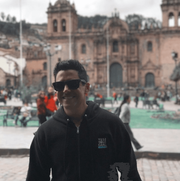 Ale viajó a Perú y ahí dio gracias a Dios por un año más de vida.