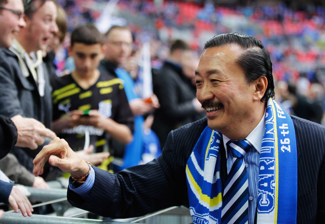 <b>VINCENT TAN</b>
<br>Es un empresario de Malasia que adquirió a la selección del Cardiff City. Curiosamente, en una reunión con el equipo, les informó que solamente quería contratar a jugadores que tuvieran el número 8 en su fecha de nacimiento. ¡Ah, qué extraño señor!