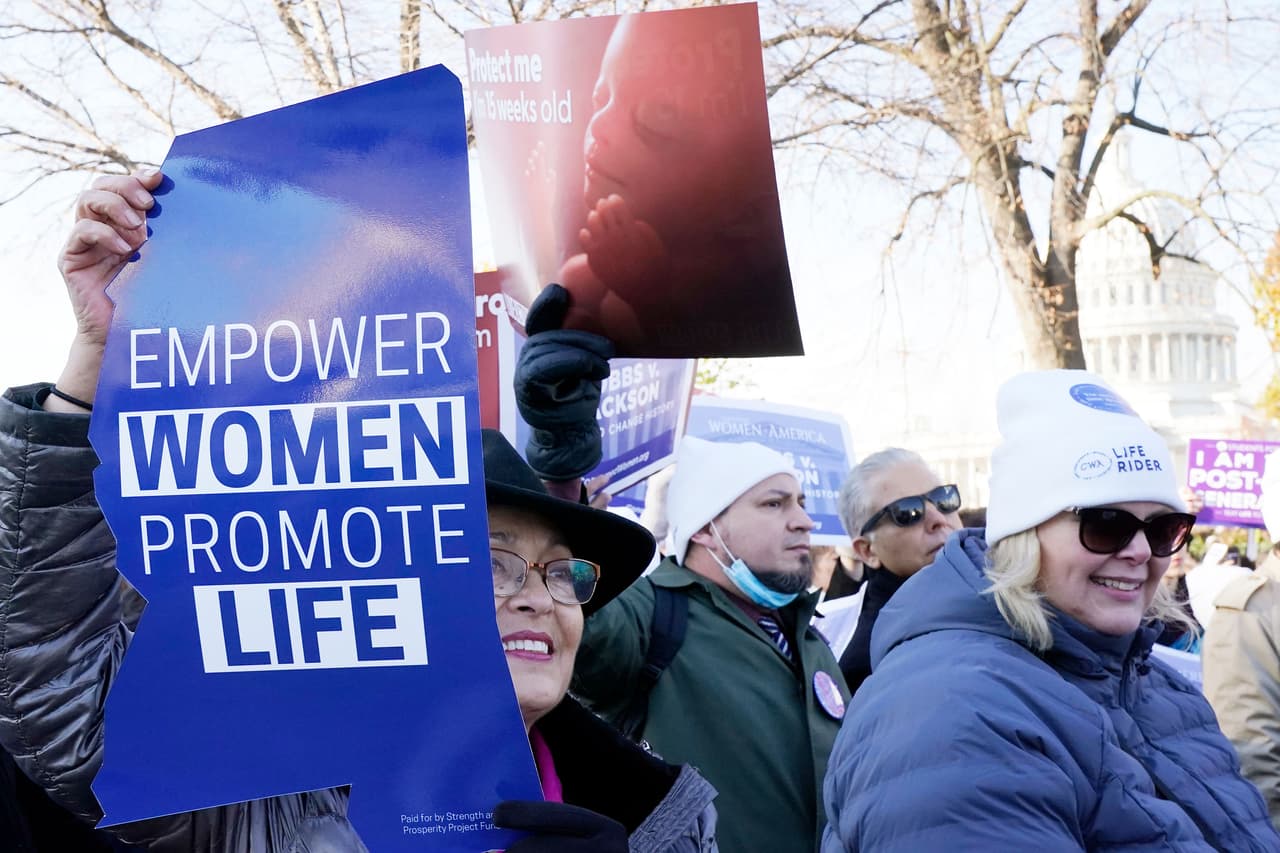 <b>“Empodera a la mujer, promueve la vida”</b>, se lee a la izquierda de la foto. 
<br>
<br>Se espera que haya una decisión para fines de junio de 2022, cuatro meses antes de las elecciones de medio término, y el tema podría incorporarse en el debate de las campañas.
<br>