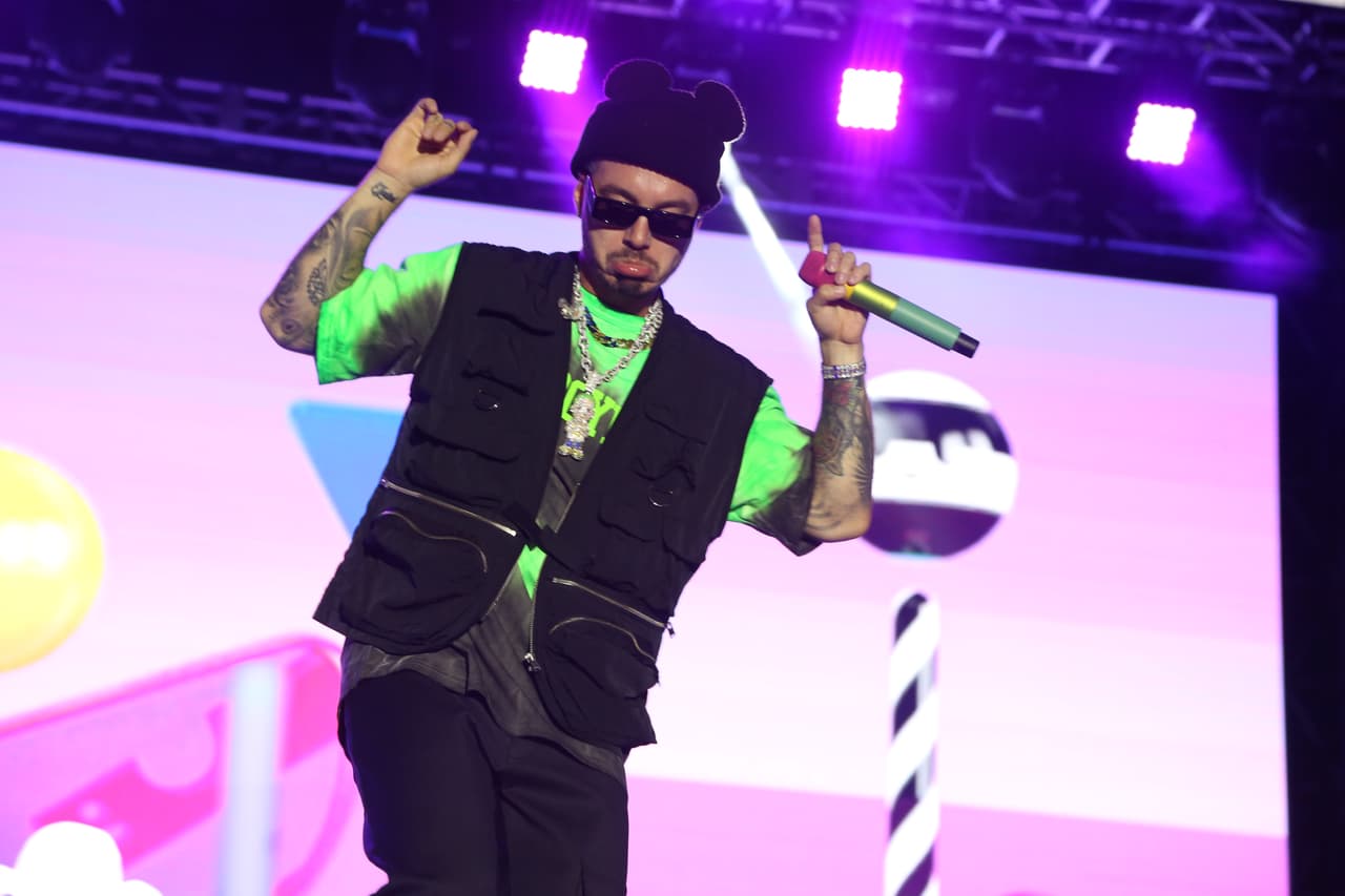 Y para cerrar la noche del Uforia Latino Mix Live, J Balvin calentó aún más el ambiente con mucha 'Buena Vibra'.