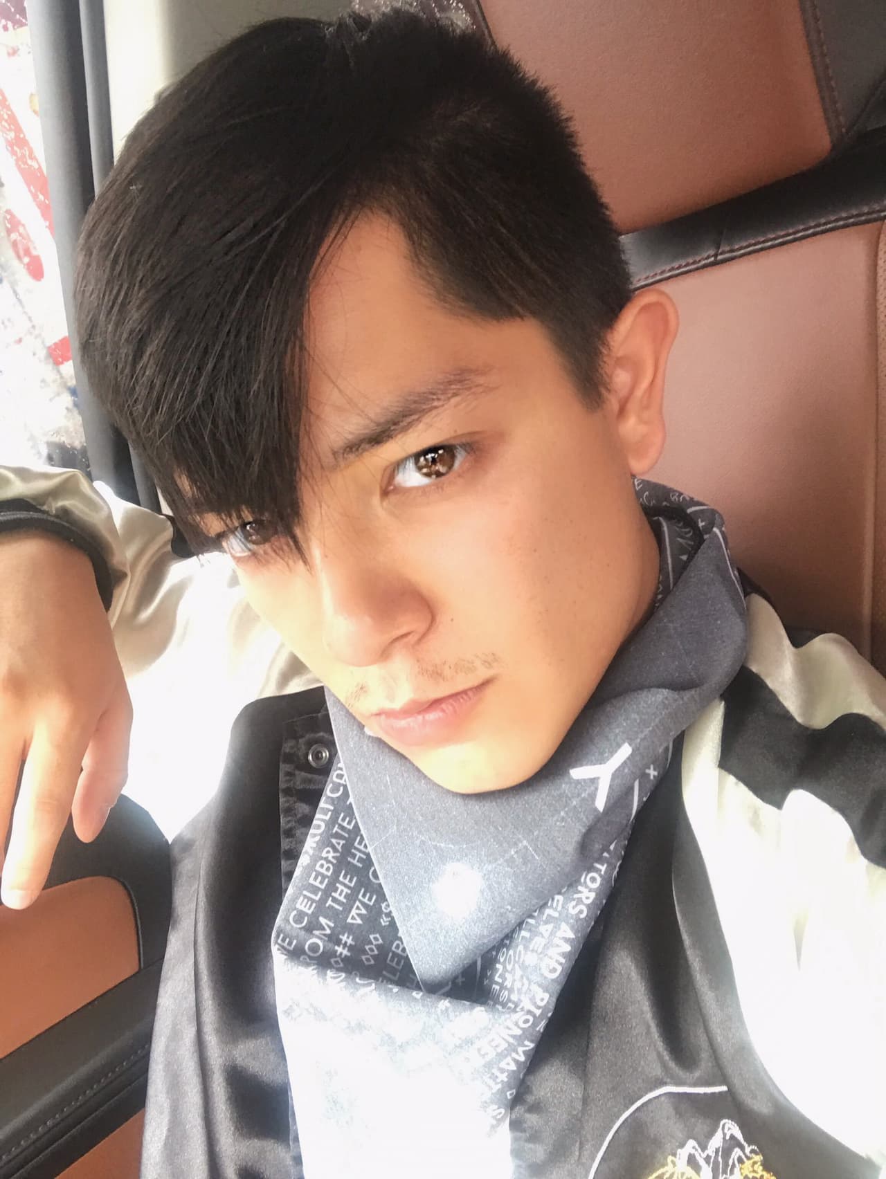 Su apariencia ha causado curiosidad sobre sus orígenes, pero es mexicano con ascendencia china por parte de su padre.