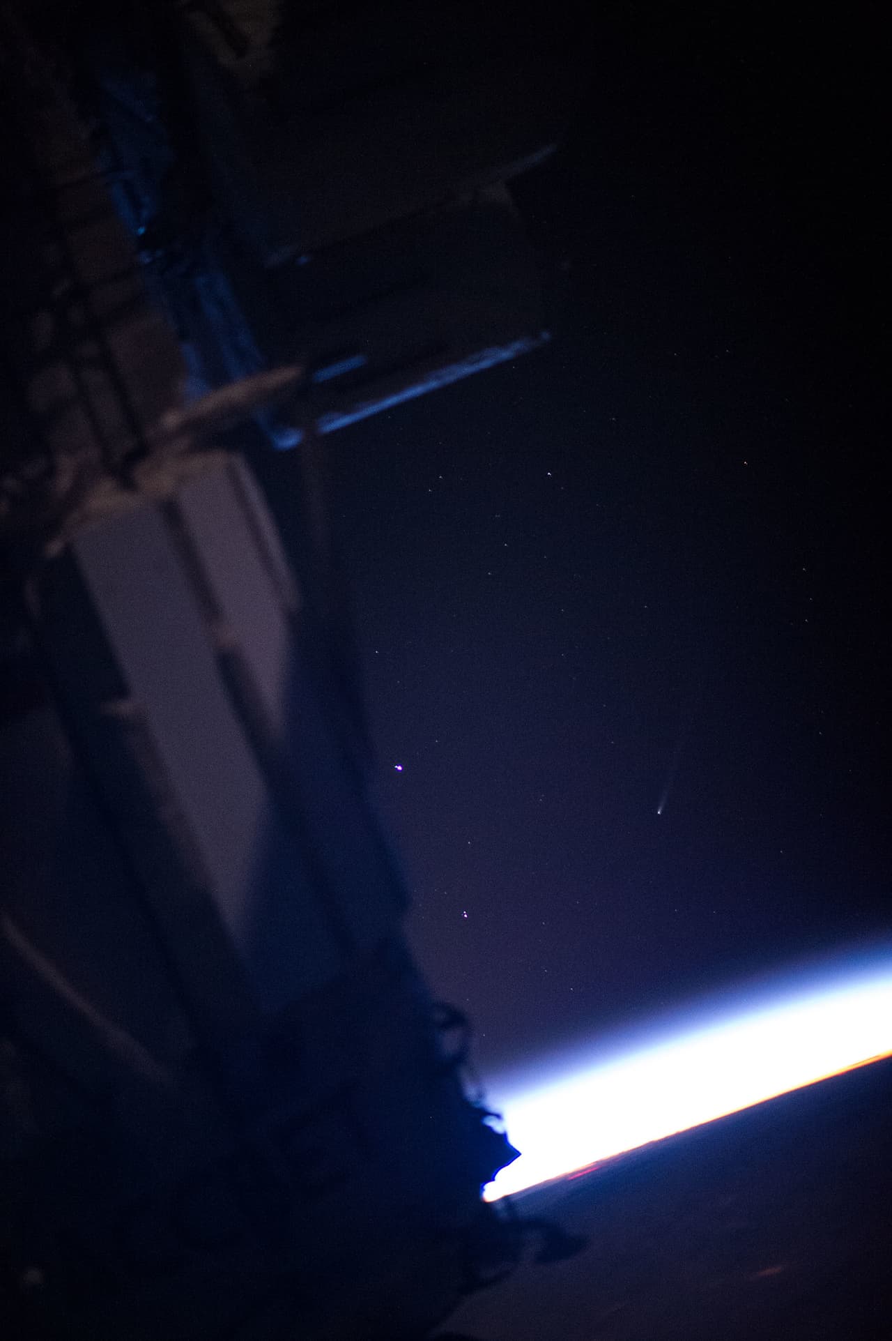 En noviembre de 2013, 
<b>uno de los miembros de la tripulación de la Expedición 38 a bordo de la Estación Espacial Internacional, tomó esta fotografía en la que se puede observar el cometa ISON</b>, visto justo a la derecha del centro. Se distingue por su cola.