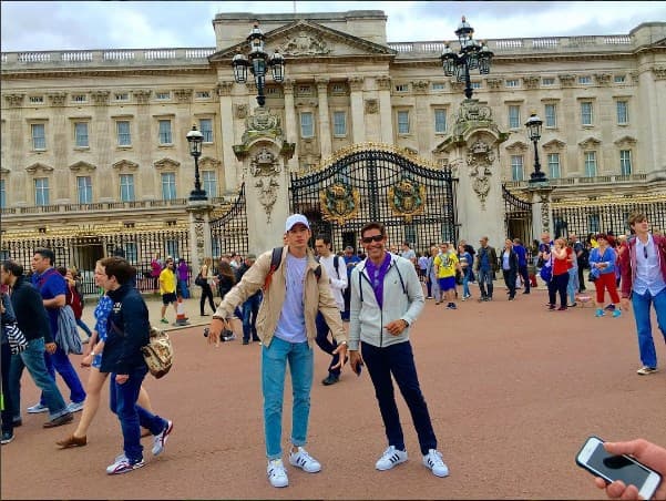 En el Palacio de Buckingham, la residencia actual de la reina Isabel II, celebrando el Día del Padre.