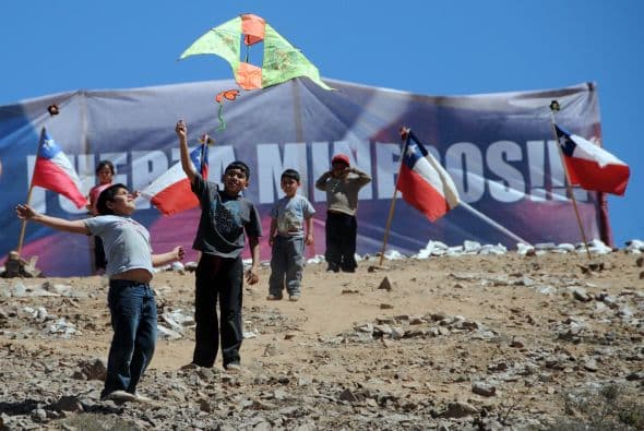 Por lo pronto la alegría en el campamento de familiares instalado afuera del yacimiento, de que cada día se acerque el rescate de los mineros, no merma.