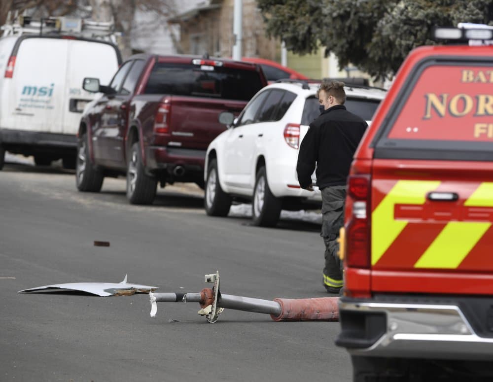Residentes del suburbio Broomfield, en las afueras de Denver, encontraron piezas del motor del avión esparcidos por el vecindario. "Nuestra misión es entender no solo lo que ocurrió, sino por qué ocurrió, de modo que podamos evitar que vuelva a ocurrir", declaró el jefe de la NTSB.