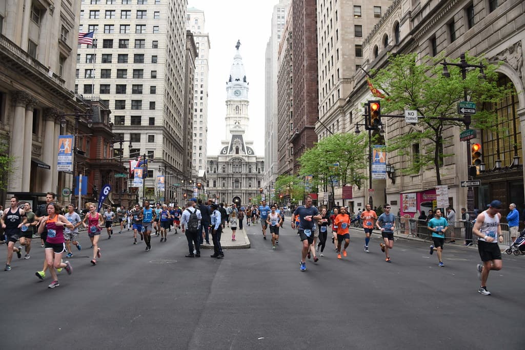 La carrera de 2022 será presencial y las personas deben estar completamente vacunadas (una dosis de la vacuna Johnson & Johnson o dos dosis de las vacunas Pfizer o Moderna) para poder participar.