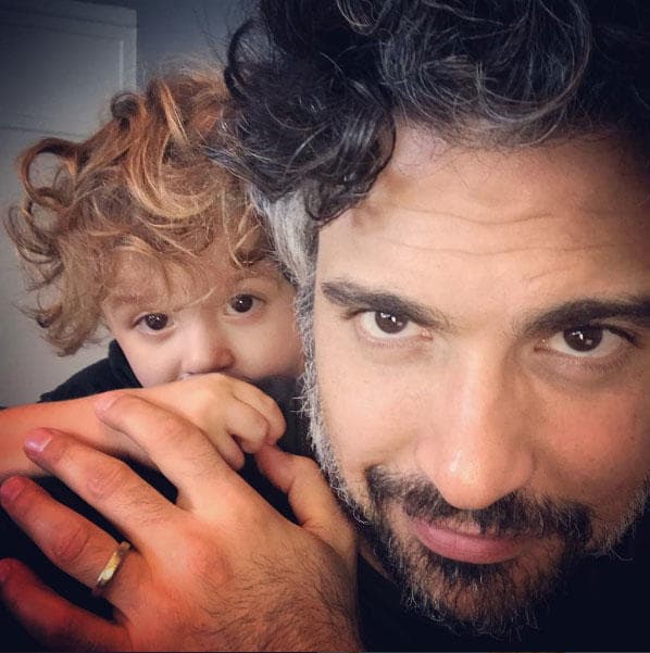 <b><a href="http://www.univision.com/temas/jaime-camil">Camil</a></b> está muy orgulloso de su hijo, pues al parecer heredó su misma melena rizada, aunque el color lo sacó al de su hermosa madre, pero a decir verdad Jaime Camil III es igualito a su papá.