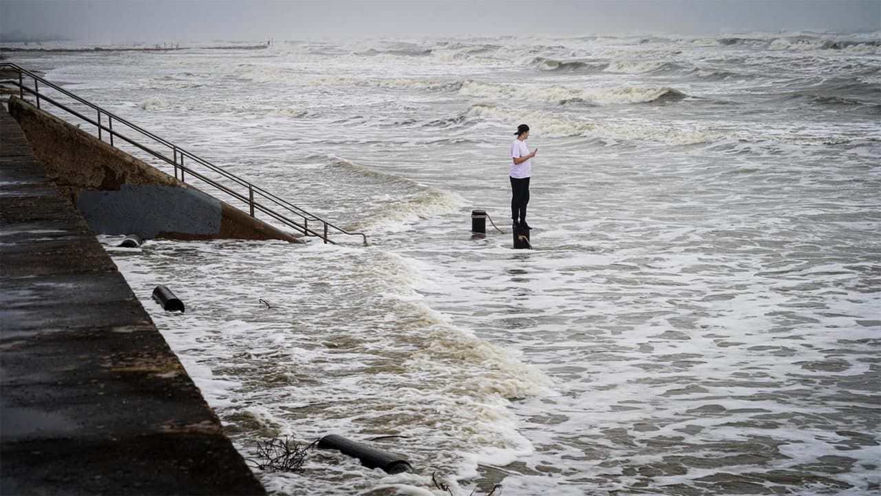 La fuertes mareas y algunas calles inundadas es el panorama el domingo en la tarde en la isla Galveston debido a la cercanía de la
<a href="https://www.univision.com/temas/tormentas-tropicales">tormenta tropical Beta. </a>
