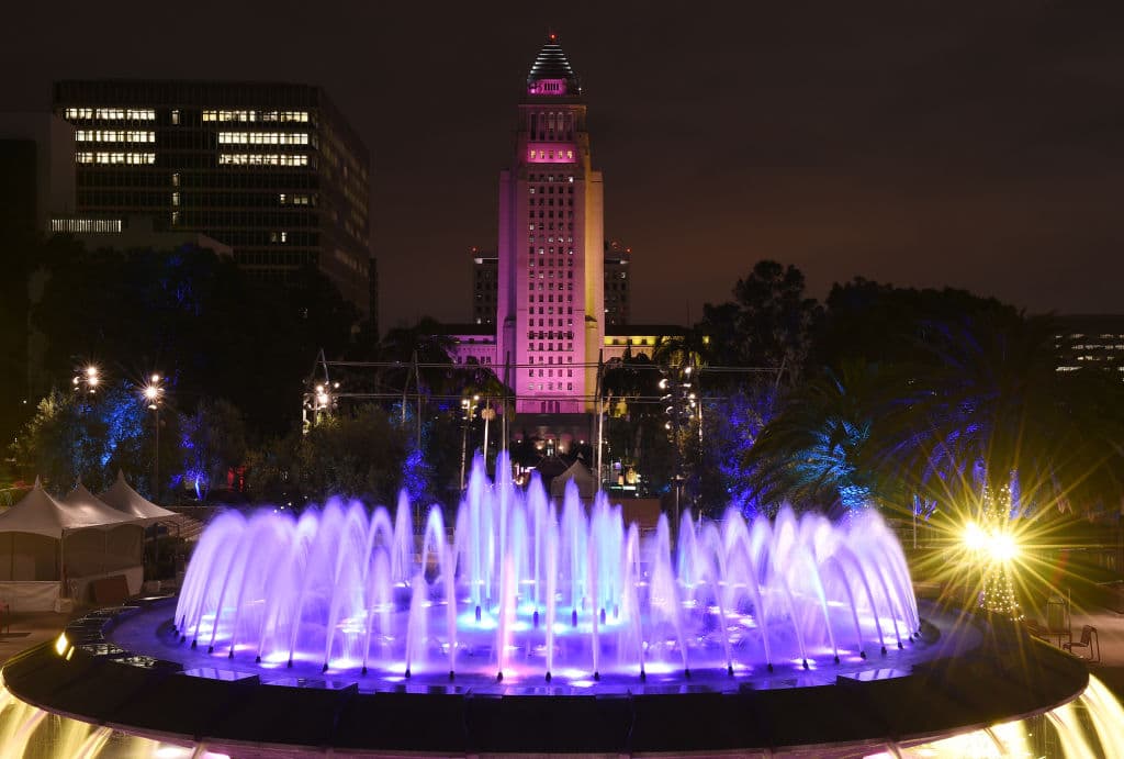 Los Angeles City Hall Fiesta de Fin de Año en Grand Park - Se esperan al menos 50 mil invitados a la fiesta del de fin de año es en el Palacio Municipal de Los Ángeles con el ya popular festival New Year Eve Los Angeles (N.Y.E.L.A por sus siglas en inglés). El evento tendrá música, servicio de comida, y hasta cabinas para fotos.
<br>